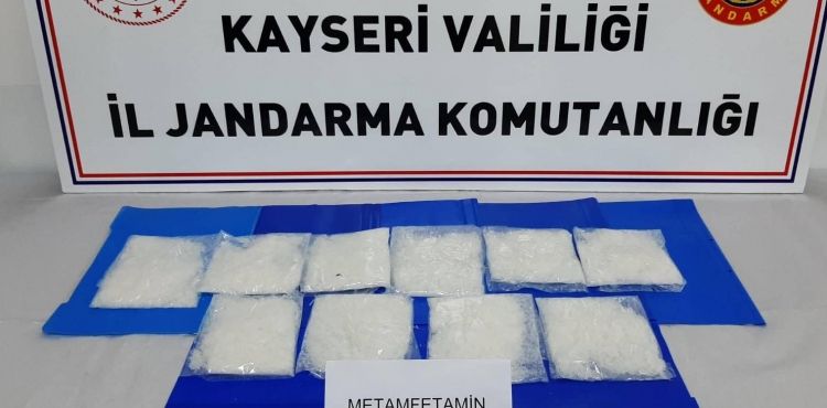 İp topu makarasına uyuşturucu saklayan 2 kişi yakalandı