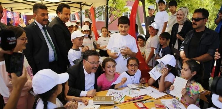 Vali Çiçek Ağırnas’ta düzenlenen Mimar Sinan’ı anma etkinliğinde çocuklarla bir araya geldi