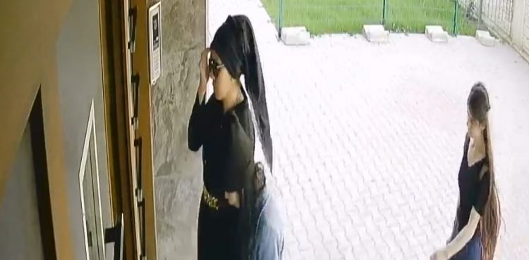 Sakarya Mahallesinde binaya giren hırsızlar kameralara yakalandı