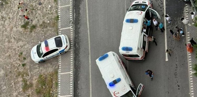 İki aracın karıştığı kazada 1'i ağır 10 kişi yaralandı