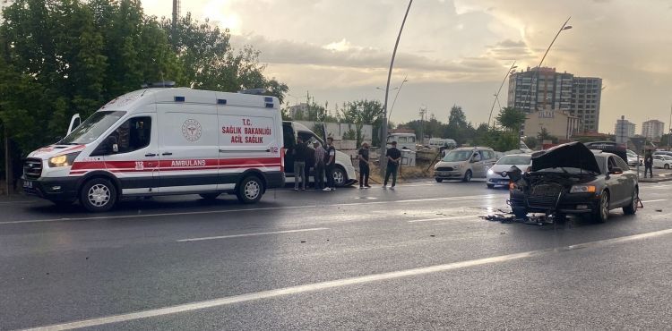 İşçi servisi ile otomobil çarpıştı: 3 yaralı