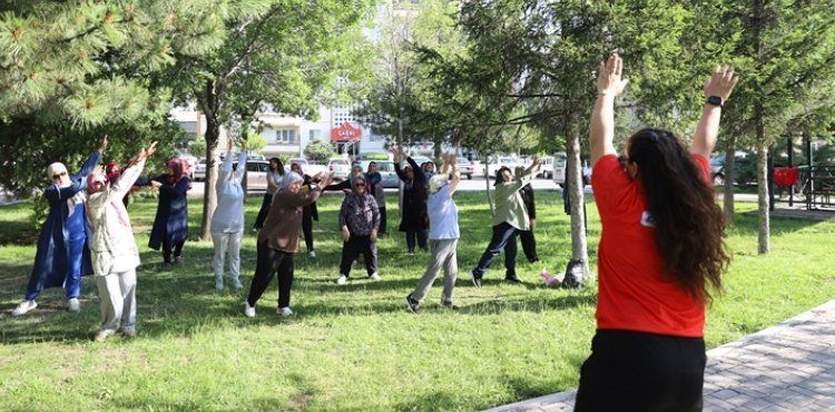 BÜYÜKŞEHİR’İN ‘SABAH SPORLARINDA BULUŞALIM’ ETKİNLİĞİNDEN KADINLAR ÇOK MEMNUN