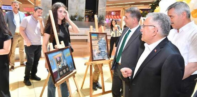 BAŞKAN BÜYÜKKILIÇ, ÖĞRENCİLERİN SERGİSİNİ AÇTI, ESNAF VE VATANDAŞLARLA SAMİMİ SOHBET ETTİ