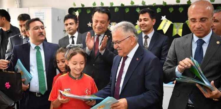 BAŞKAN BÜYÜKKILIÇ, VALİ ÇİÇEK İLE ÖĞRENCİLERİN KARNE COŞKUSUNA EŞLİK ETTİ