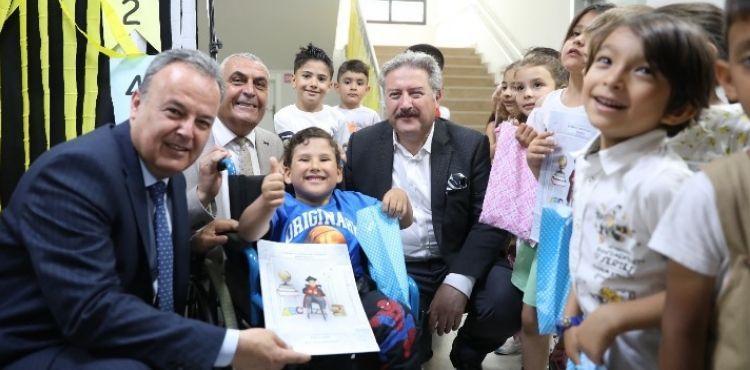 MELİKGAZİ BELEDİYESİ DÜZENLEDİĞİ KARNE ŞENLİĞİ İLE ÖĞRENCİLERİN YÜZLERİNİ GÜLDÜRDÜ