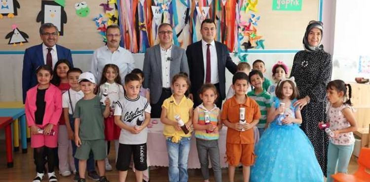 BAŞKAN ÖZDOĞAN, ÖMER’E KARNESİNİ VERDİ
