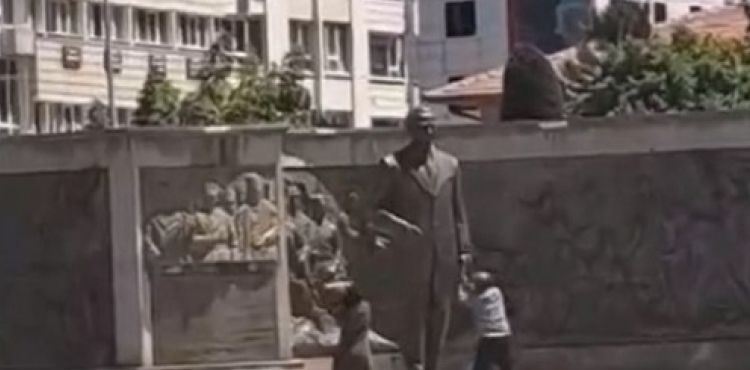 Atatürk Anıtı'na saldıran şahıslar tutuklandı