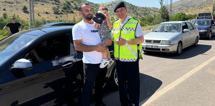 Jandarmadan ‘Yolun sonu bayram olsun’ uygulaması