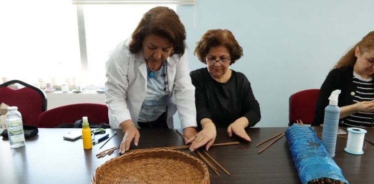 MELMEK KURSLARINDA EL SANATLARI ÖĞRENEN KADINLARIN YÜZÜ GÜLÜYOR
