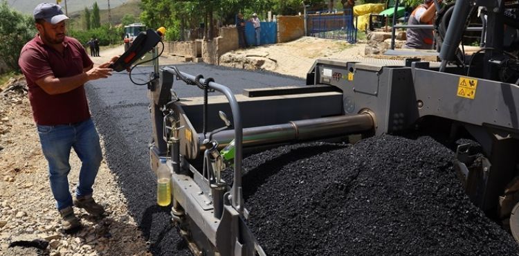BÜYÜKŞEHİR’DEN DEVELİ’NİN KIRSAL YOLLARINA 900 TONLUK SICAK ASFALT ÇALIŞMASI