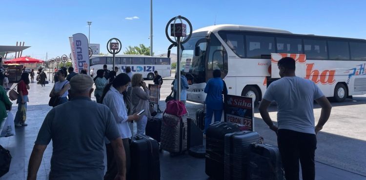Kayseri otogarında bayram yoğunluğu bitti öğrenci yoğunluğu başladı