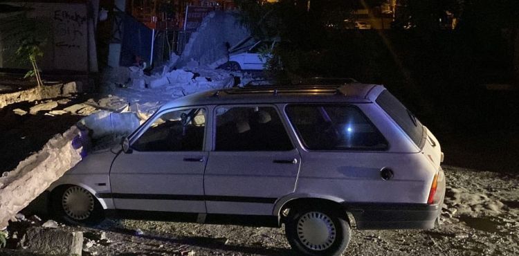 Bahçe duvarı yıkıldı 3 araç altında kaldı