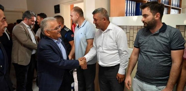 Gevher Nesibe Mahallesi’nde apartmanın bahçe duvarının yıkılması sonucu 3 araç zarar gördü.