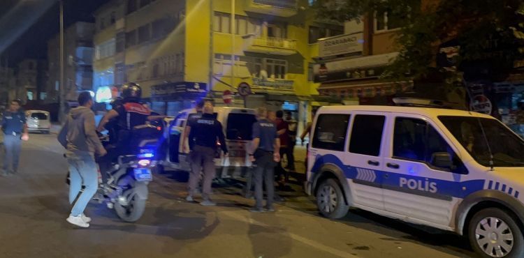 Dükkânları taşlayan kalabalığa karşılık veren aile gözaltına alındı