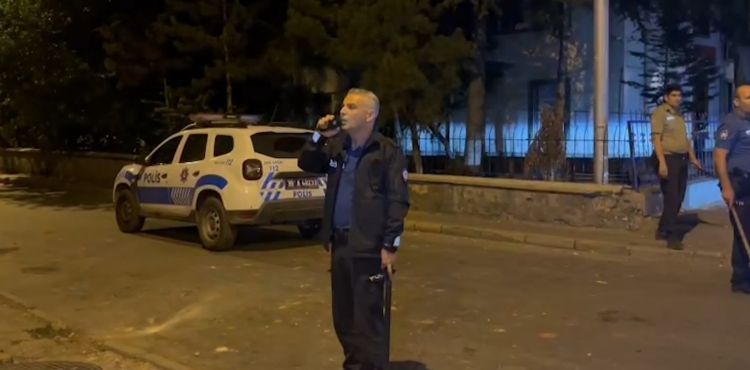 Polis memurundan toplanan kalabalığa uyarı
