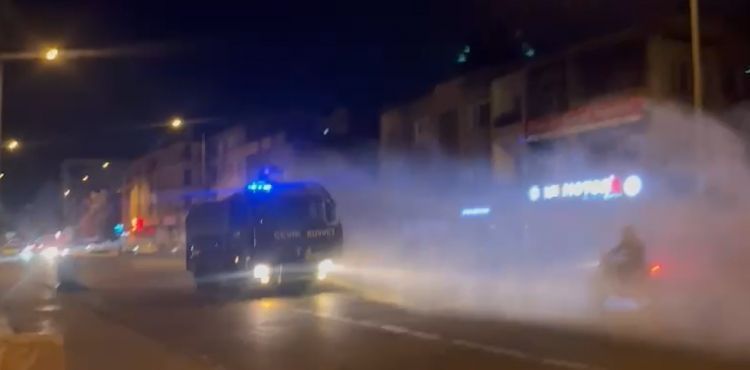 Suriyelilerin dükkanlarına saldıran gruba TOMA ile müdahale