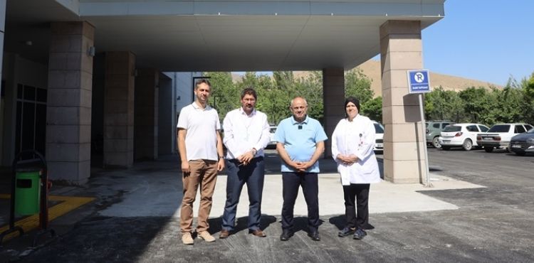 YAHYALI BELEDİYESİ DEVLET HASTANESİ ACİL GİRİŞİNDE ASFALTLAMA YAPTI