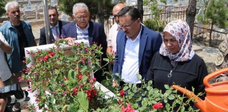 BAŞKAN BÜYÜKKILIÇ, DESTANIN 8'İNCİ YIL DÖNÜMÜNDE 15 TEMMUZ ŞEHİTLERİNİ UNUTMADI
