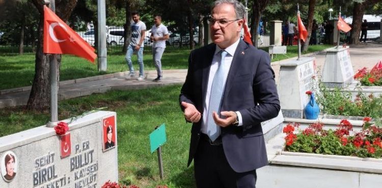 BAŞKAN ÖZDOĞAN’DAN 15 TEMMUZ DA ŞEHİTLERE ZİYARET