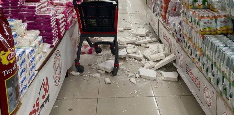 Market tavanından düşen beton bir kişiyi yaraladı