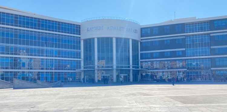 Apartman yöneticisinin eşini öldürmekten suçlanan sanık ağırlaştırılmış müebbet hapis cezası aldı.