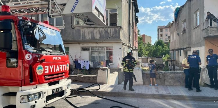 Apartman dairesinde çıkan yangın büyümeden söndürüldü