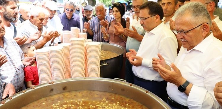 VALİ ÇİÇEK İLE BAŞKAN BÜYÜKKILIÇ, HAZIRLANAN 10 BİN KİŞİLİK AŞUREYİ DAĞITTI