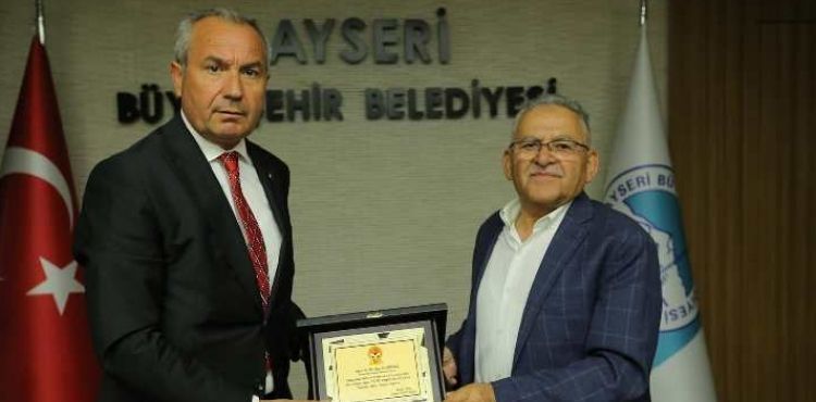 FUTBOL ANTRENÖRLERİ DERNEĞİ KAYSERİ ŞUBESİ’NDEN BAŞKAN BÜYÜKKILIÇ’A “TEŞEKKÜR” PLAKETİ