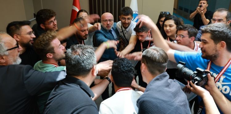 KAYÜ Rektörü, Dragon Kano Yarışmalarında Üçüncü Olan Üniversite Takımını Kabul Etti