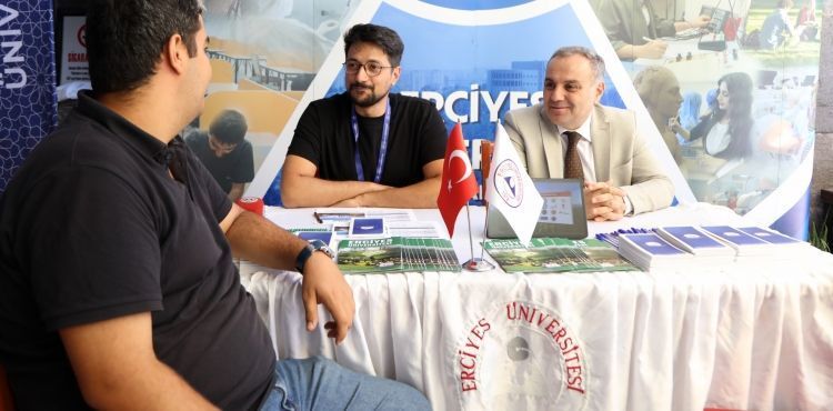Rektör Prof. Dr. Altun, Tercih Danışmanlığı Stantını Ziyaret Etti