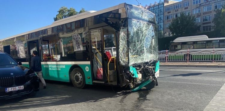 Freni tutmayan halk otobüsü kaza yaptı: 3 yaralı