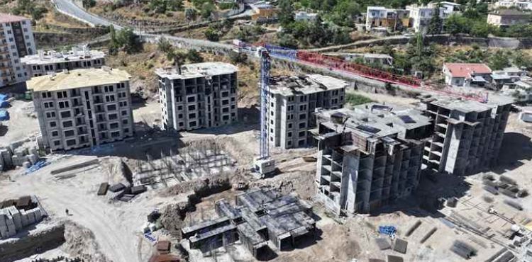 “TOKİ VE KENTSEL DÖNÜŞÜM KONUTLARI HIZLA YÜKSELİYOR”