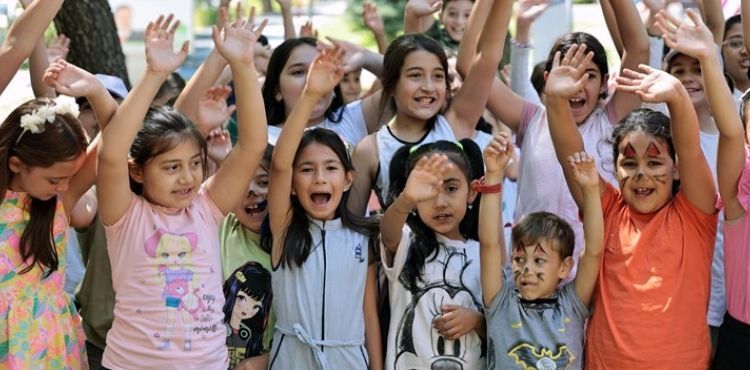 ÇOCUKLAR, TALAS'IN PARKLARINDA HEM OKUYOR HEM EĞLENİYOR