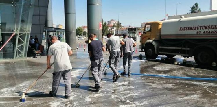 BÜYÜKŞEHİR’DEN ŞEHİRLERARASI OTOBÜS TERMİNALİ’NDE KAPSAMLI TEMİZLİK