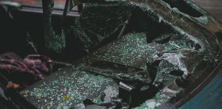 Otomobil yayaya çarptı: 1’i ağır 2 yaralı