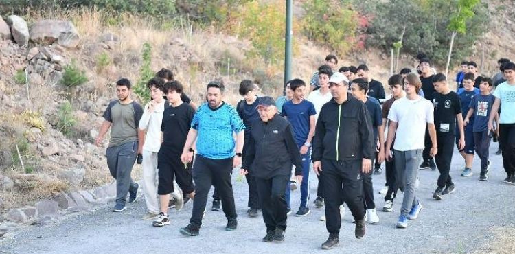 BAŞKAN BÜYÜKKILIÇ’TAN, TALAS GENÇLİK MERKEZİ ÖĞRENCİLERİYLE ALİ DAĞI’NDA SABAH SPORU