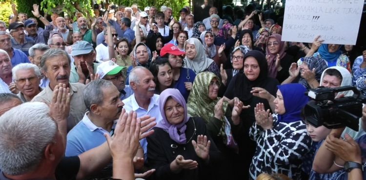 Kurada çıkmayanlar belediyeye yürüdü