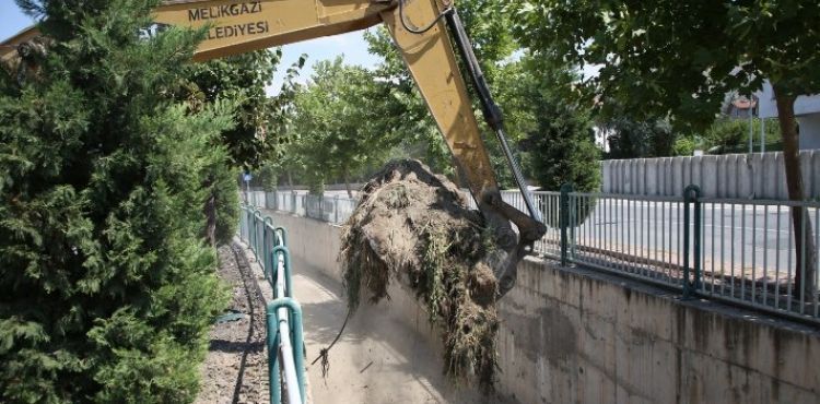 MELİKGAZİ BELEDİYESİ’NDEN YAĞMUR SUYU KANALLARINDA KAPSAMLI TEMİZLİK ÇALIŞMASI