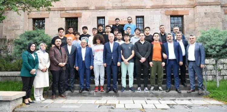 BAŞKAN BÜYÜKKILIÇ: “ÜCRETSİZ KURSLARIMIZ İLE ÜNİVERSİTE KAZANDILAR”