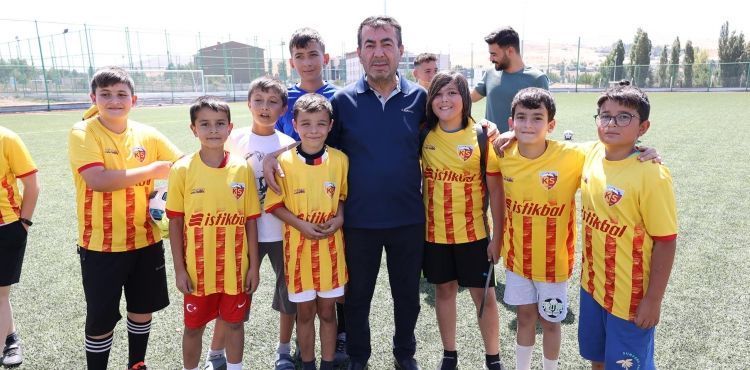 BAŞKAN METİN SÖZÜNÜ TUTTU: ÇOCUKLAR ANTRENMAN MALZEMELERİNE VE FORMALARINA KAVUŞTU