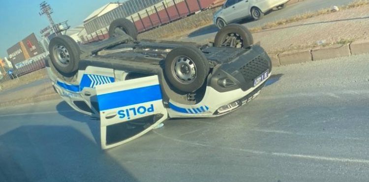 Polis arabası takla attı