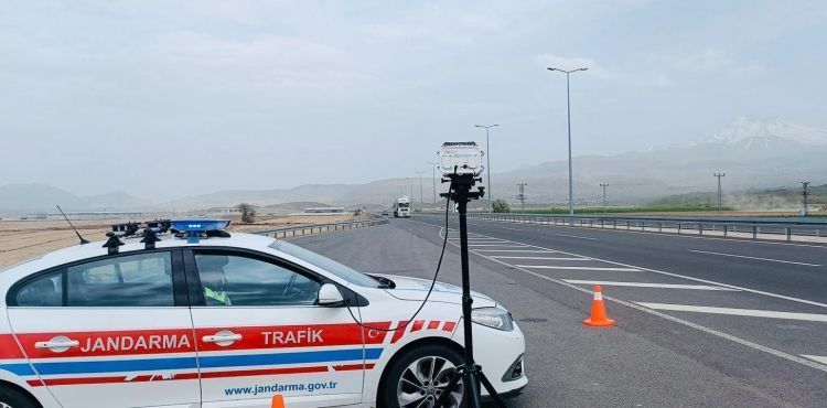 Kayseri'de hız ihlallerine karşı yoğun trafik denetimi: 7 ayda 12 milyon lira ceza uygulandı
