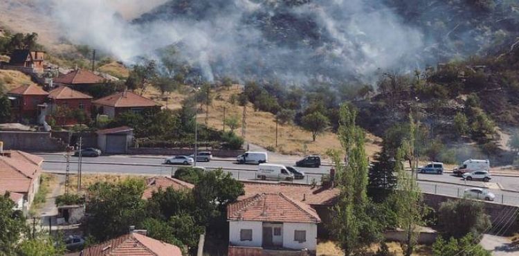 Esentepe ve Altınoluk’ta boş arazilerde yangın