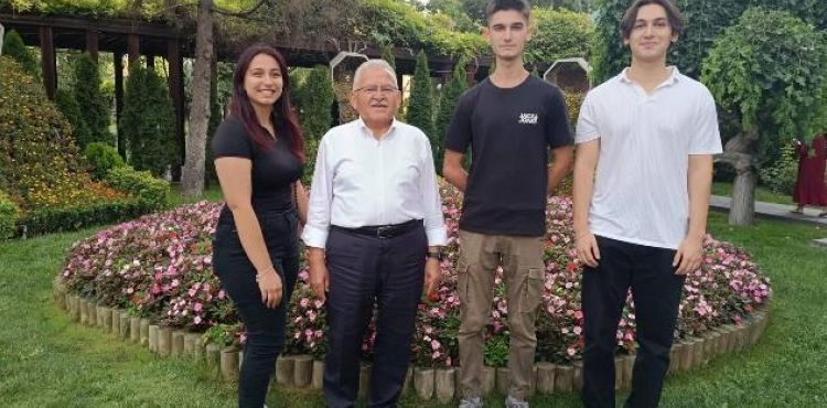 BAŞKAN BÜYÜKKILIÇ’TAN GENÇLERLE KEYİFLİ SOHBET