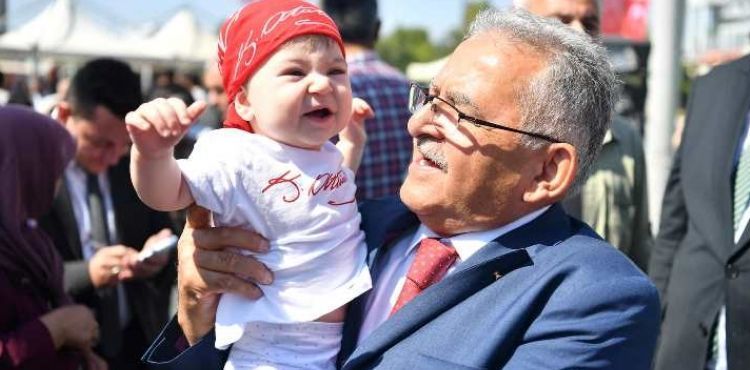 BAŞKAN BÜYÜKKILIÇ, ZAFER BAYRAMI’NIN 102’NCİ YIL DÖNÜMÜNÜ KAYSERİLİLERLE BİRLİKTE COŞKUYLA KUTLADI