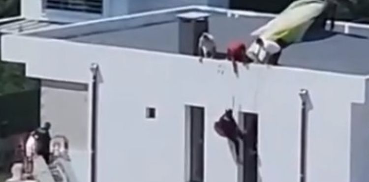 Kontrolünü kaybeden paraşütçü çatıda asılı kaldı