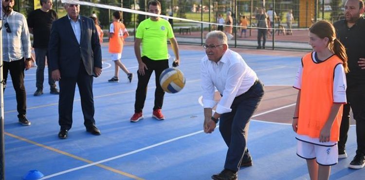 SPORUN VE SPORCUNUN DOSTU BÜYÜKKILIÇ, SPOR OKULLARI MEZUNLARININ COŞKUSUNA ORTAK OLDU