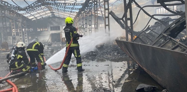 Sünger fabrikasında çıkan yangın söndürüldü