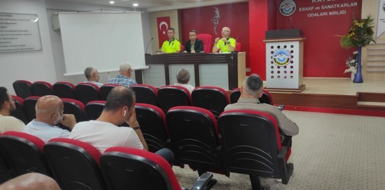 Polis ekiplerinden okul servisi şoförlerine eğitim