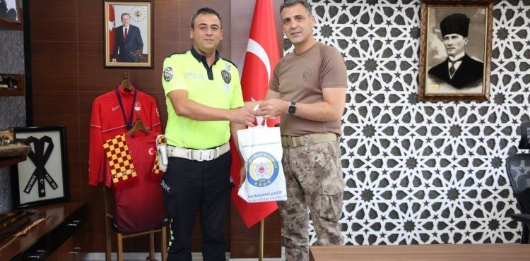 Müdür Atanur Aydın, yardımsever polis memurlarını tebrik etti
